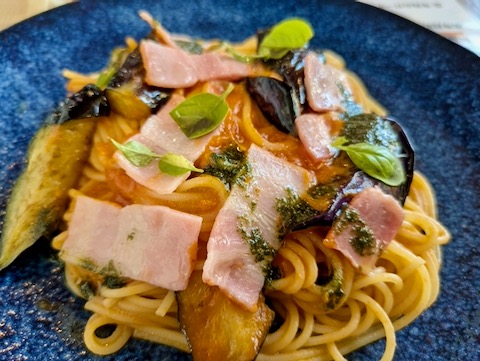 茄子とベーコンのトマトソースパスタ
